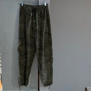 Womens Camouflage Cargo Pants, soft material, tag missing, size 6/8 elastic.